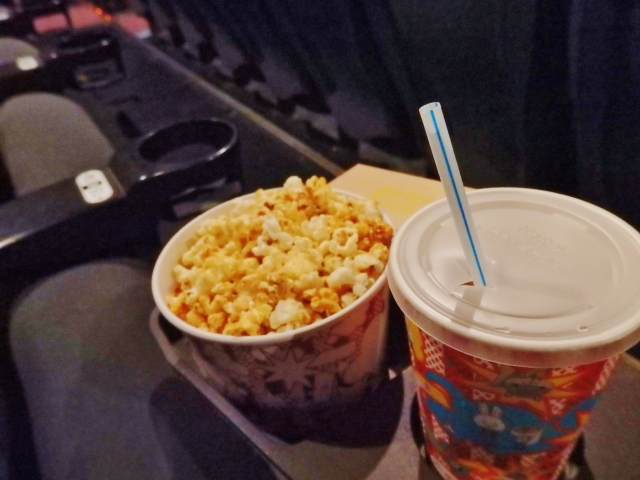 持ち込み 飲み物 映画 館 映画館の持ち込みはイオンシネマ以外禁止？マックやスタバの飲食物がバレるとどうなるのか調査！